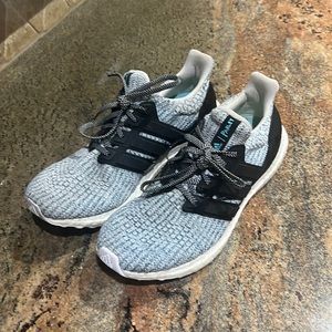 ADDIDAS ULTRA BOOST men’s size 9.5 Shoes excellent condition